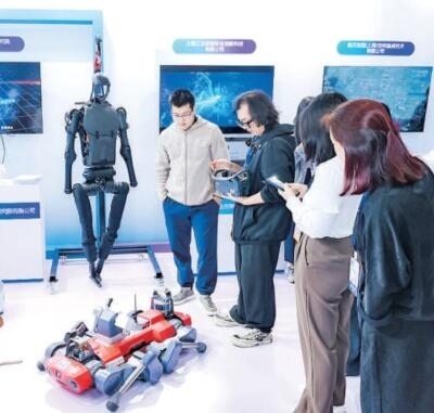 普陀區(qū)“中華武數”科創(chuàng)集市上，展位工作人員在向觀眾展示機器人。資料圖片