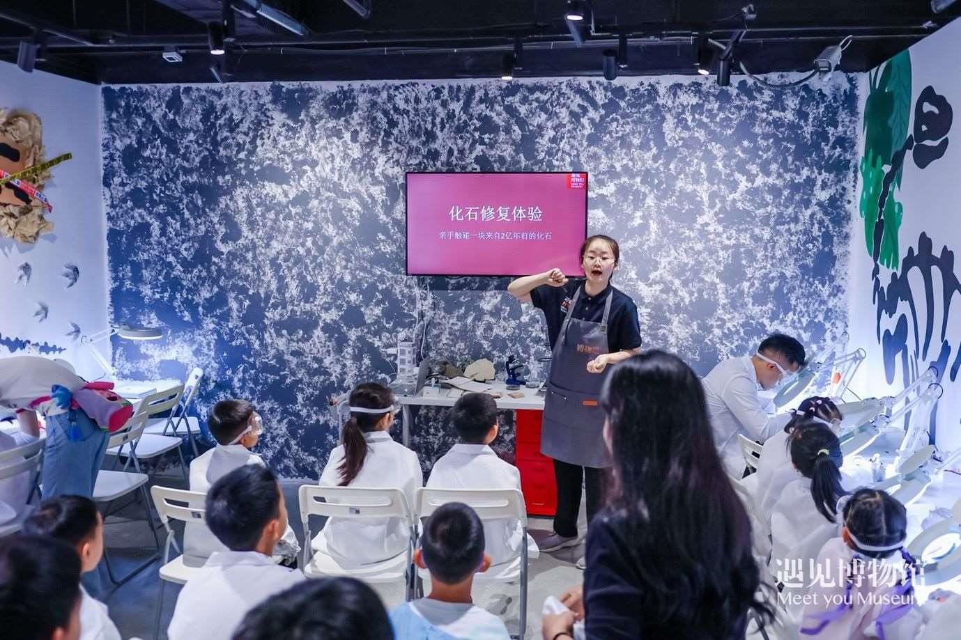 3. 小朋友們在“2億年的地球記憶——恐龍化石特展”體驗當“小小科學家”。遇見博物館供圖