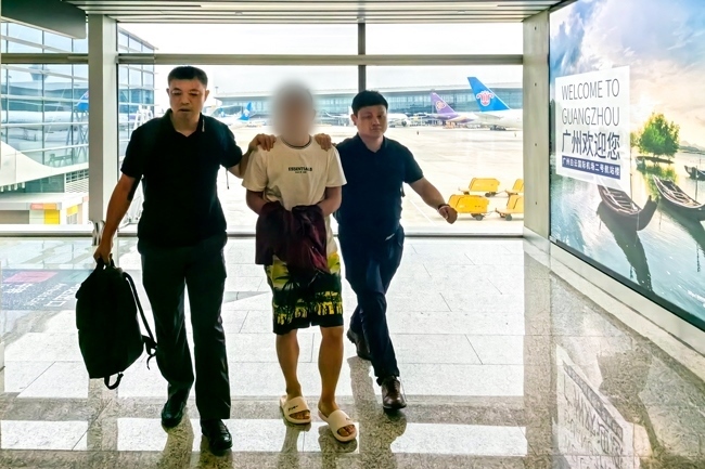 一名潛逃柬埔寨的犯罪嫌疑人被押解回國。公安部供圖