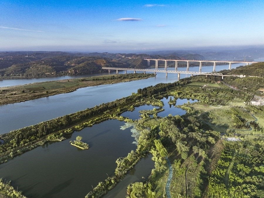 這是2023年8月28日在河南黃河濕地國家級自然保護區(qū)濟源段拍攝的景色（無人機照片）。新華社發(fā) 苗秋鬧 攝