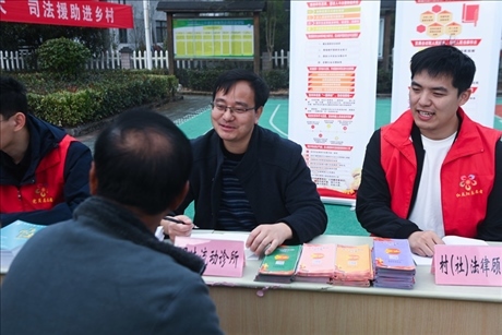 2022年11月9日，在杭州市臨安區(qū)太陽鎮(zhèn)上太陽村，臨安區(qū)太陽司法所所長方凱（右二）現(xiàn)場解答法律問題。 新華社記者 徐昱 攝