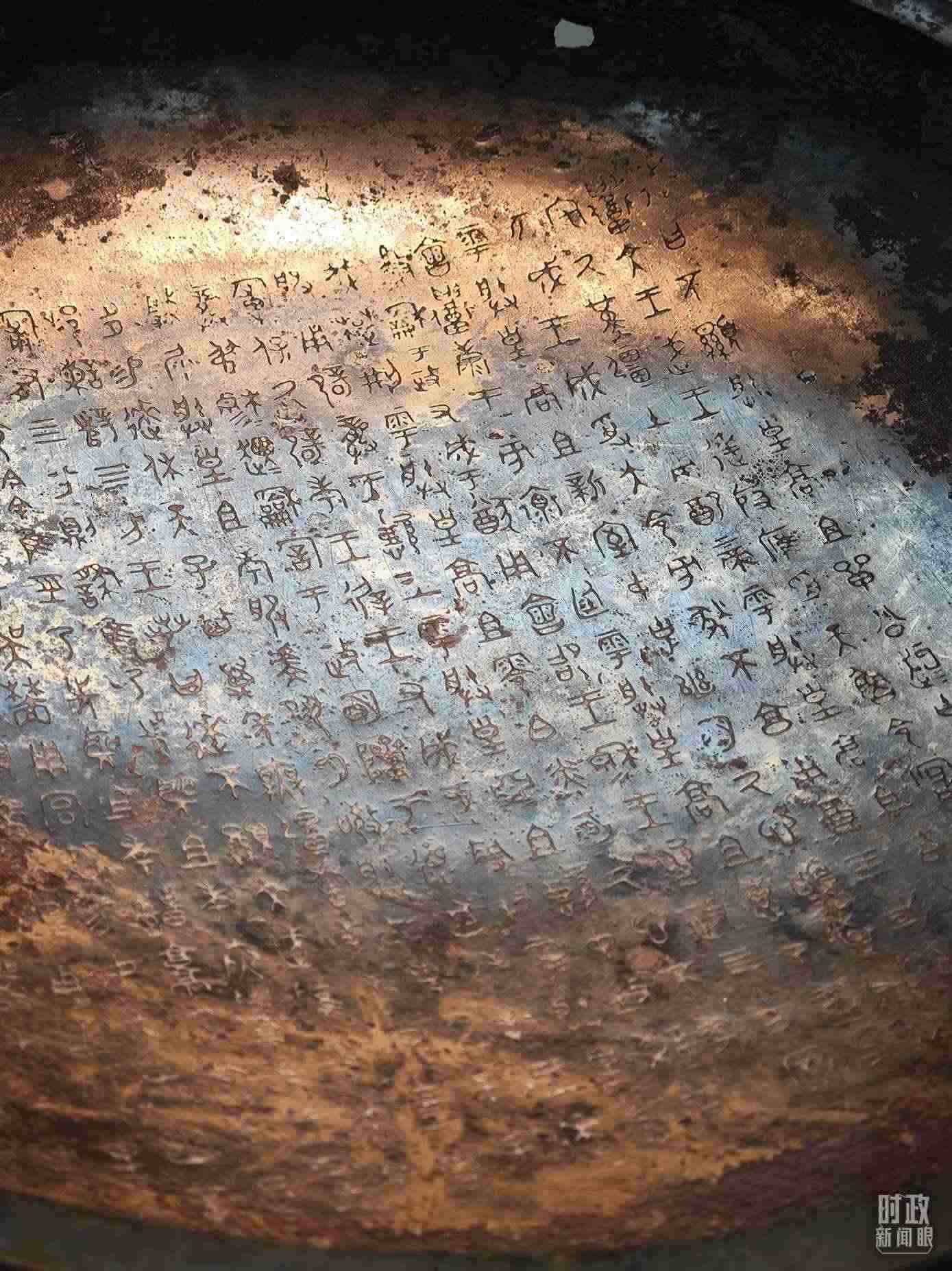 △ 寶雞青銅器博物院內(nèi)展陳——逨盤(pán)。（總臺(tái)央視記者丁欣、彭漢明拍攝）