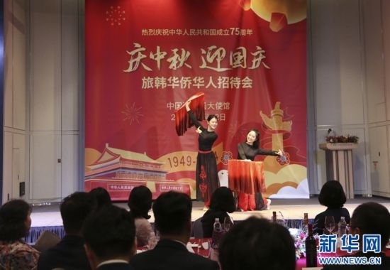 9月12日，藝術(shù)團演員在招待會上表演舞蹈《萬疆》。記者姚琪琳 攝