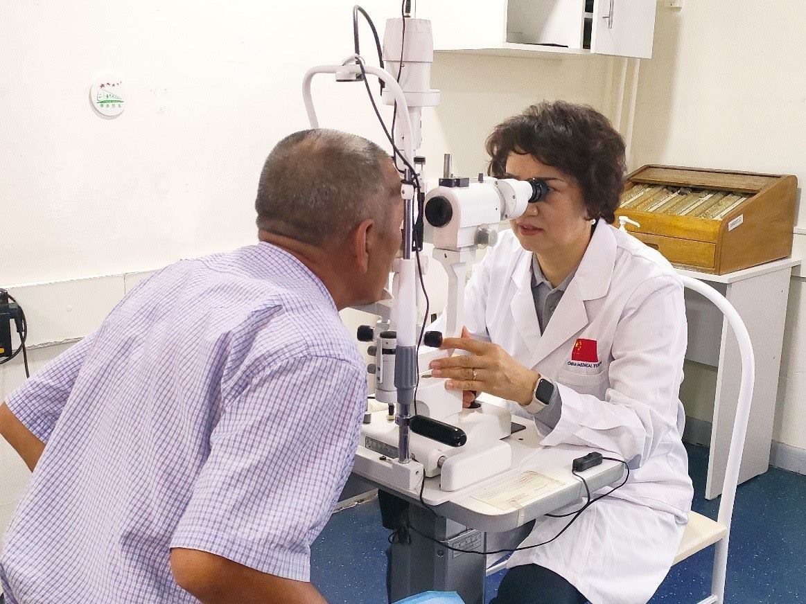 中方醫(yī)生為當(dāng)?shù)鼗颊哌M行術(shù)前檢查 健康快車光明行項目供圖