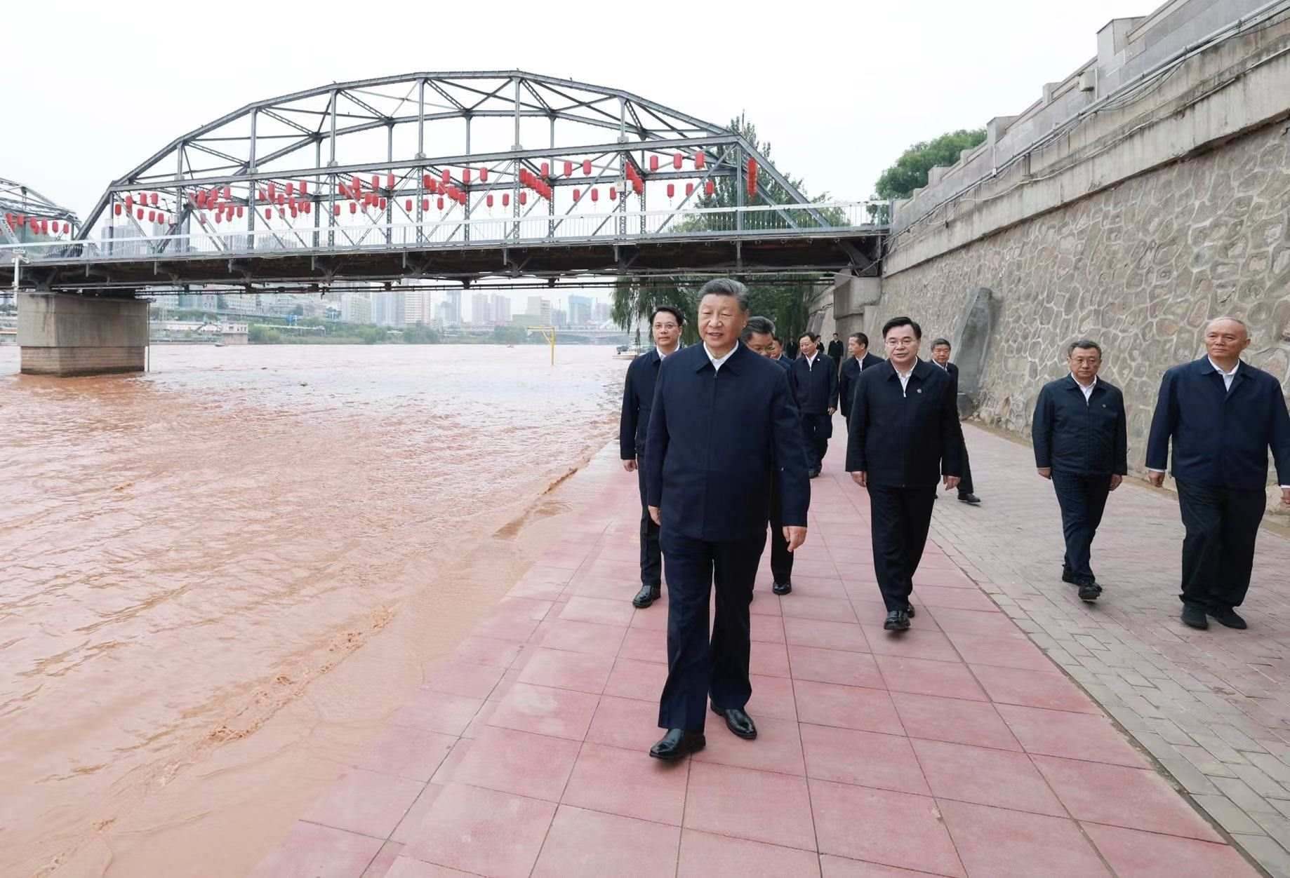 △9月11日下午，甘肅蘭州市黃河蘭州中山橋段，習(xí)近平總書記了解當?shù)赝苿狱S河流域生態(tài)保護等情況。