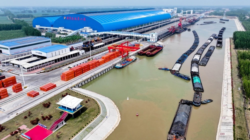 2024年4月24日，船舶行駛在山東濟(jì)寧港航梁山港航道上（無人機(jī)照片）。近年來，山東省加快構(gòu)建沿黃陸海大通道，有效促進(jìn)黃河流域各省區(qū)物流降本增效，實現(xiàn)更高水平對外開放。
