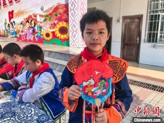 翠竹小學(xué)學(xué)生展示自己繪制的團扇作品。蔣豐慧 攝