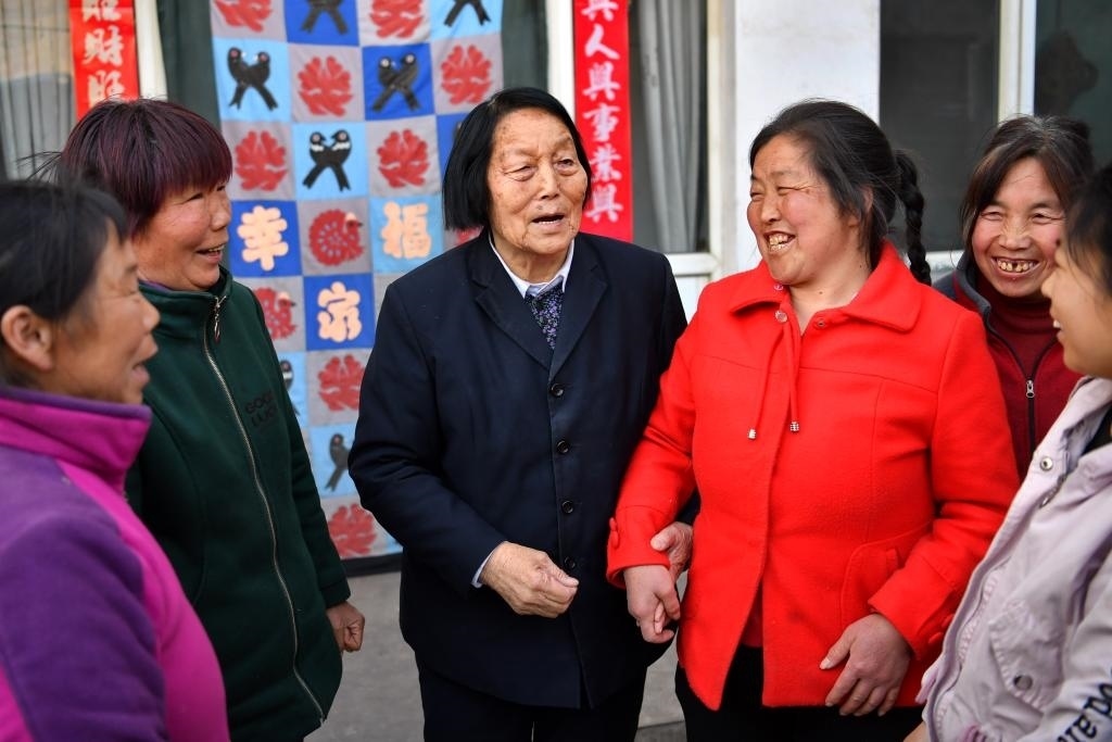 2019年3月23日，申紀(jì)蘭（左三）在山西省平順縣西溝村與村民分享全國兩會精神。新華社記者 曹陽 攝