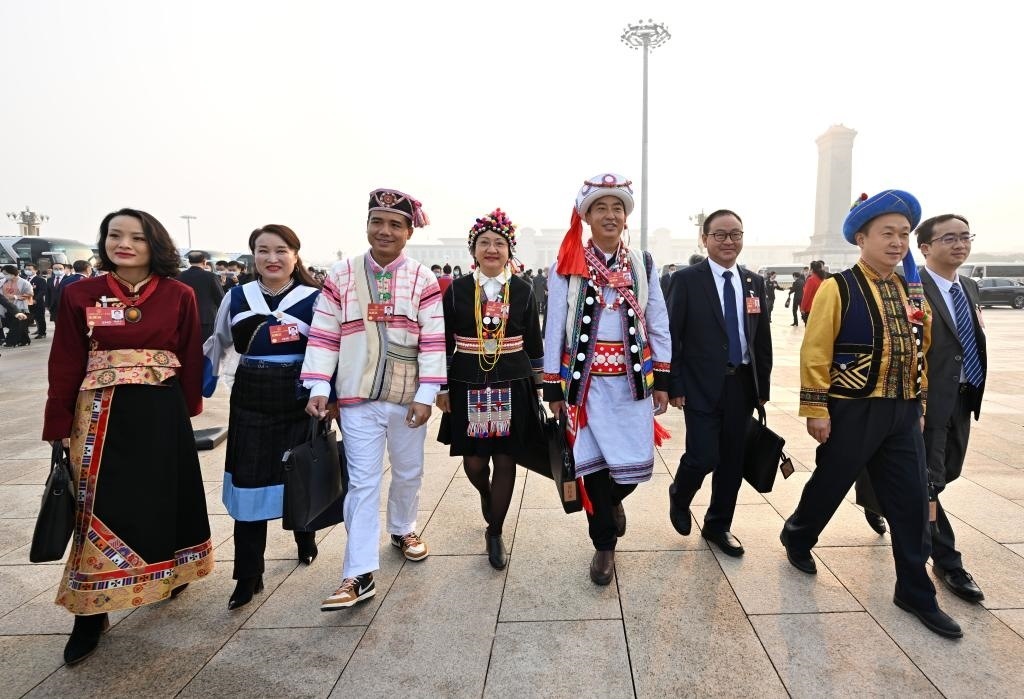 2023年3月5日，第十四屆全國人民代表大會第一次會議在北京人民大會堂開幕。這是全國人大代表走向會場。新華社記者 陳益宸 攝