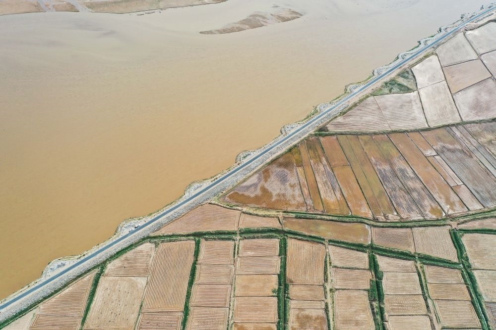 2024年5月26日在內(nèi)蒙古巴彥淖爾市臨河區(qū)拍攝的黃河（無人機(jī)照片）。巴彥淖爾市位于黃河“幾字彎”北端，擁有富饒的河套灌區(qū)，引黃灌溉面積達(dá)1000多萬畝。近年來，在引黃灌溉工程支撐下，河套灌區(qū)年均糧食總產(chǎn)量達(dá)60億斤以上。