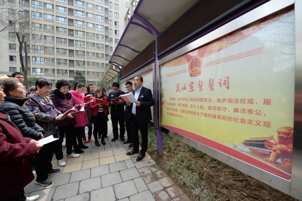 2018年3月20日，陜西寶倫律師事務(wù)所專職律師白銀濤（右一）在西安華遠(yuǎn)君城社區(qū)宣傳憲法知識。新華社記者 李一博 攝