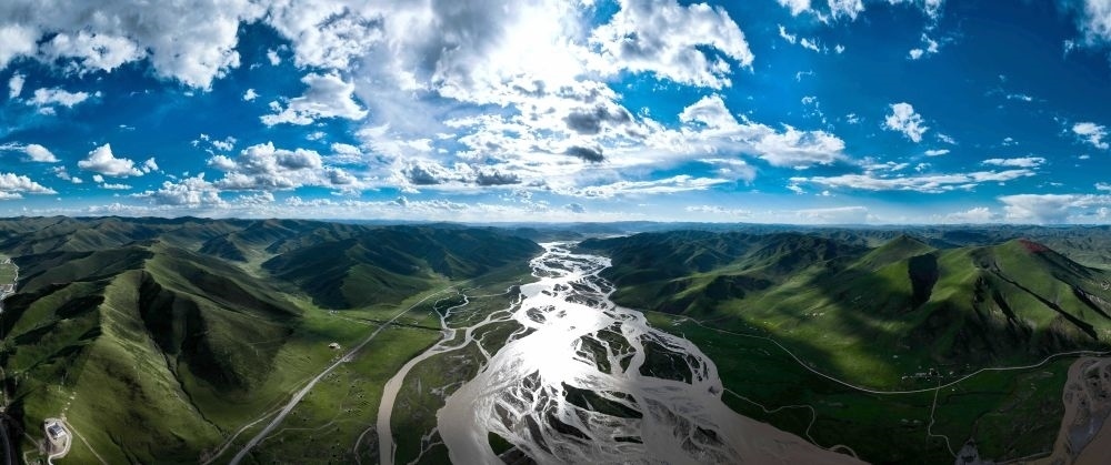 2024年7月31日在青海省果洛藏族自治州達(dá)日縣境內(nèi)拍攝的黃河（無人機(jī)全景照片）。