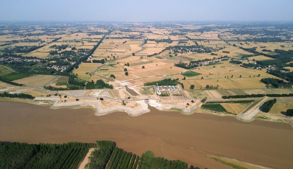 2024年6月19日，位于黃河高青段的馬扎子引黃閘開閘引水（無人機(jī)照片）。5月1日至6月18日，山東省累計啟用引黃閘63座，引黃河水量10.06億立方米，保障農(nóng)業(yè)灌溉需求。