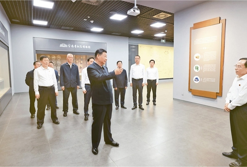 2024年9月10日，中共中央總書記、國(guó)家主席、中央軍委主席習(xí)近平在前往甘肅考察途中，來到陜西省寶雞市參觀寶雞青銅器博物院。 新華社記者 王曄/攝