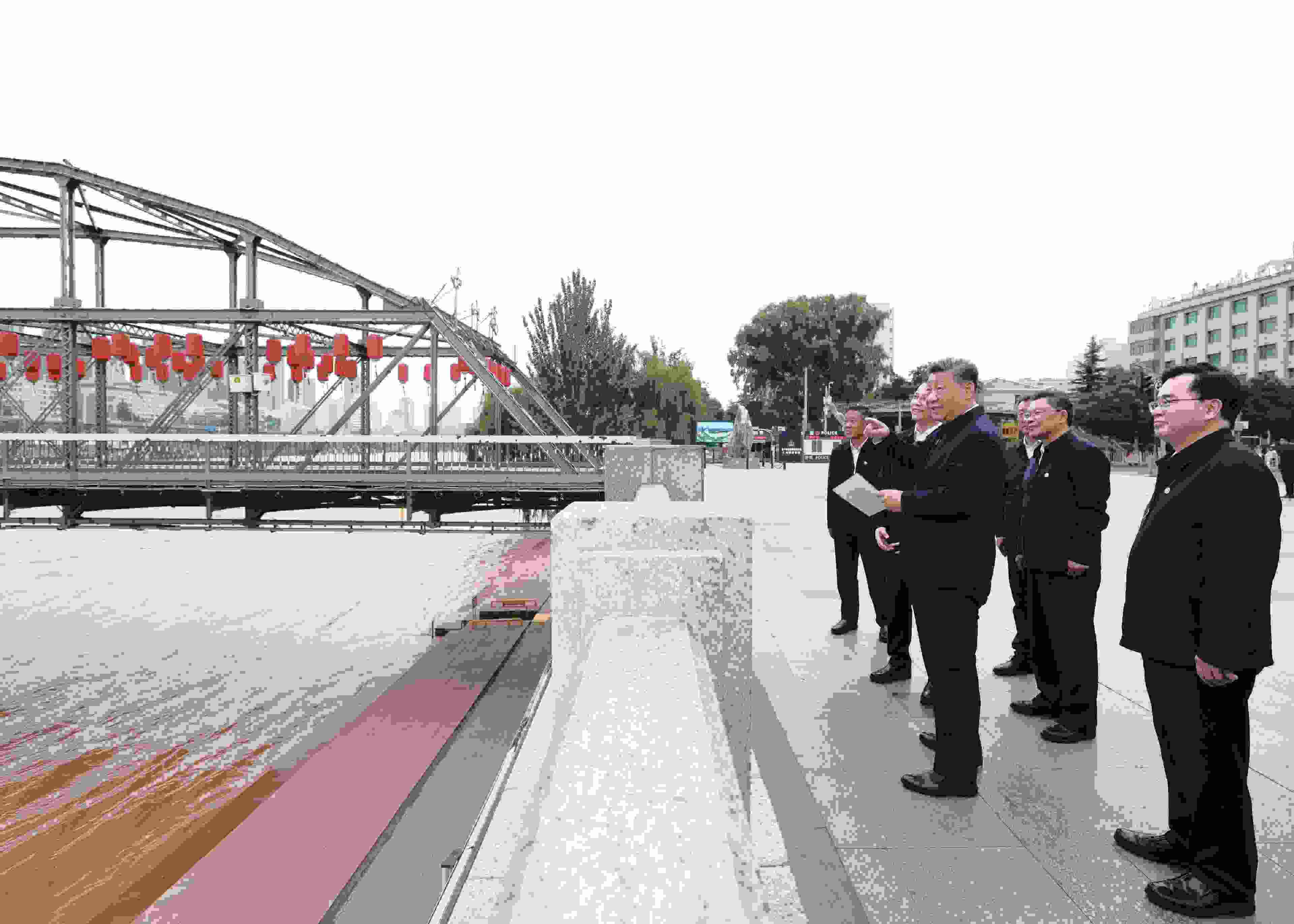 △ 2024年9月11日，習(xí)近平總書記來到甘肅省蘭州市黃河蘭州中山橋段，了解當(dāng)?shù)赝苿?dòng)黃河流域生態(tài)保護(hù)情況。