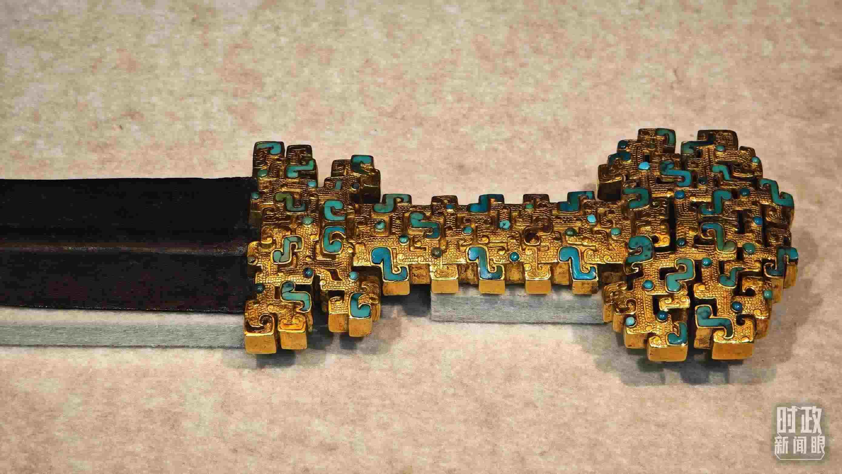 △這是1992年寶雞市益門二號(hào)墓出土的金柄鐵劍，劍柄嵌有綠松石。（總臺(tái)央視記者彭漢明拍攝）