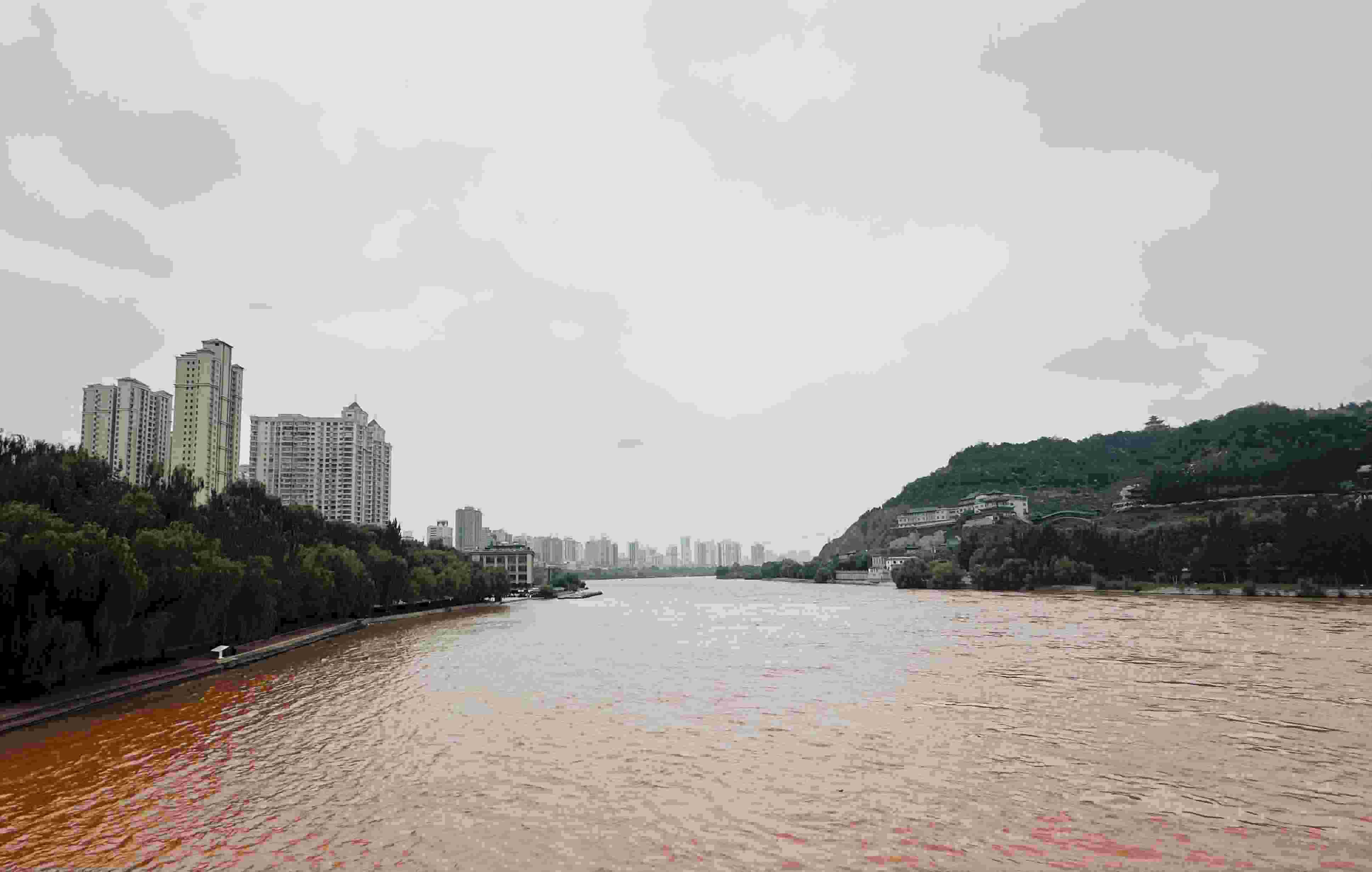 △黃河蘭州段。（總臺(tái)央視記者陸泓宇拍攝）