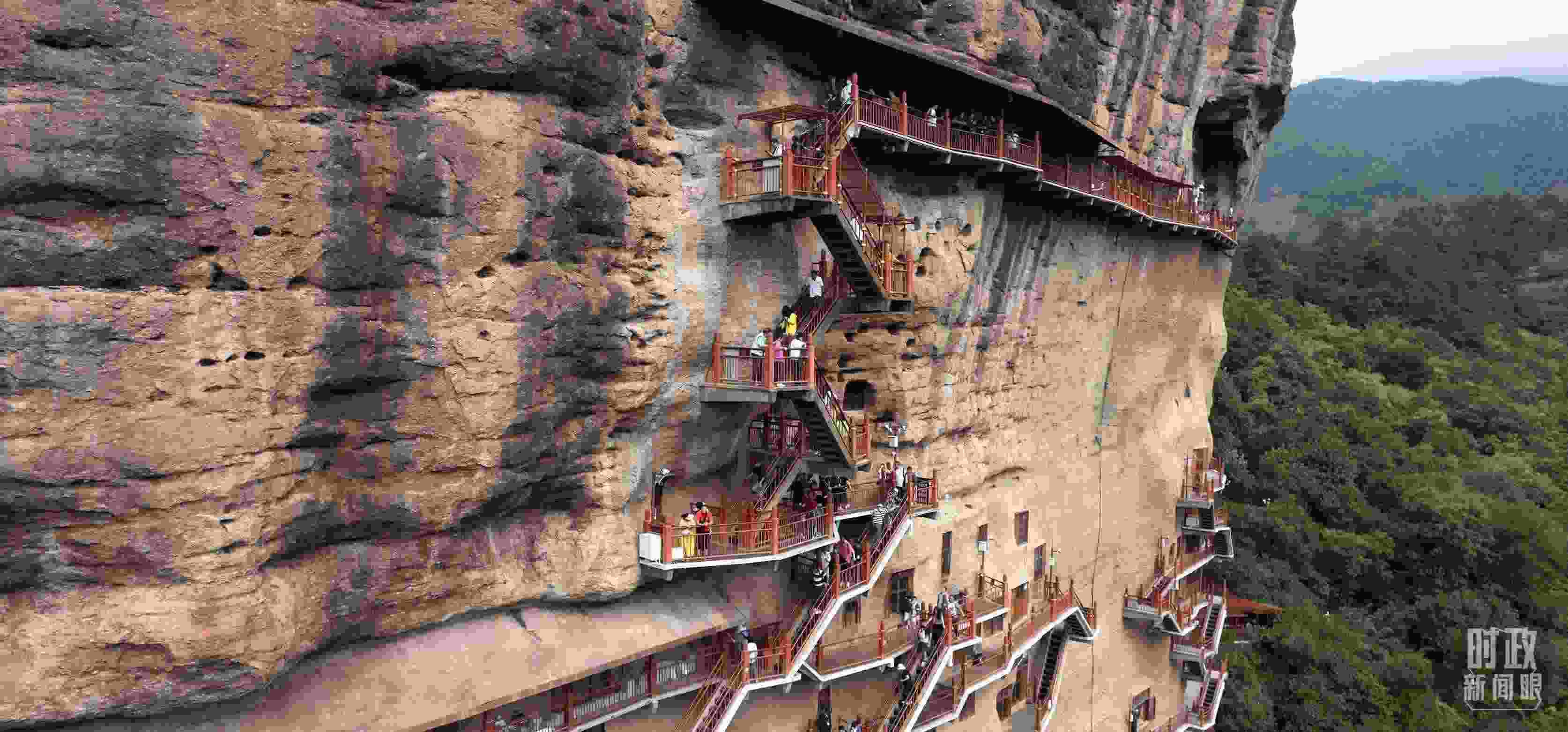 △麥積山石窟是國(guó)家5A級(jí)旅游景區(qū)，2024年上半年累計(jì)接待游客57萬(wàn)人。（總臺(tái)國(guó)廣記者李晉拍攝）