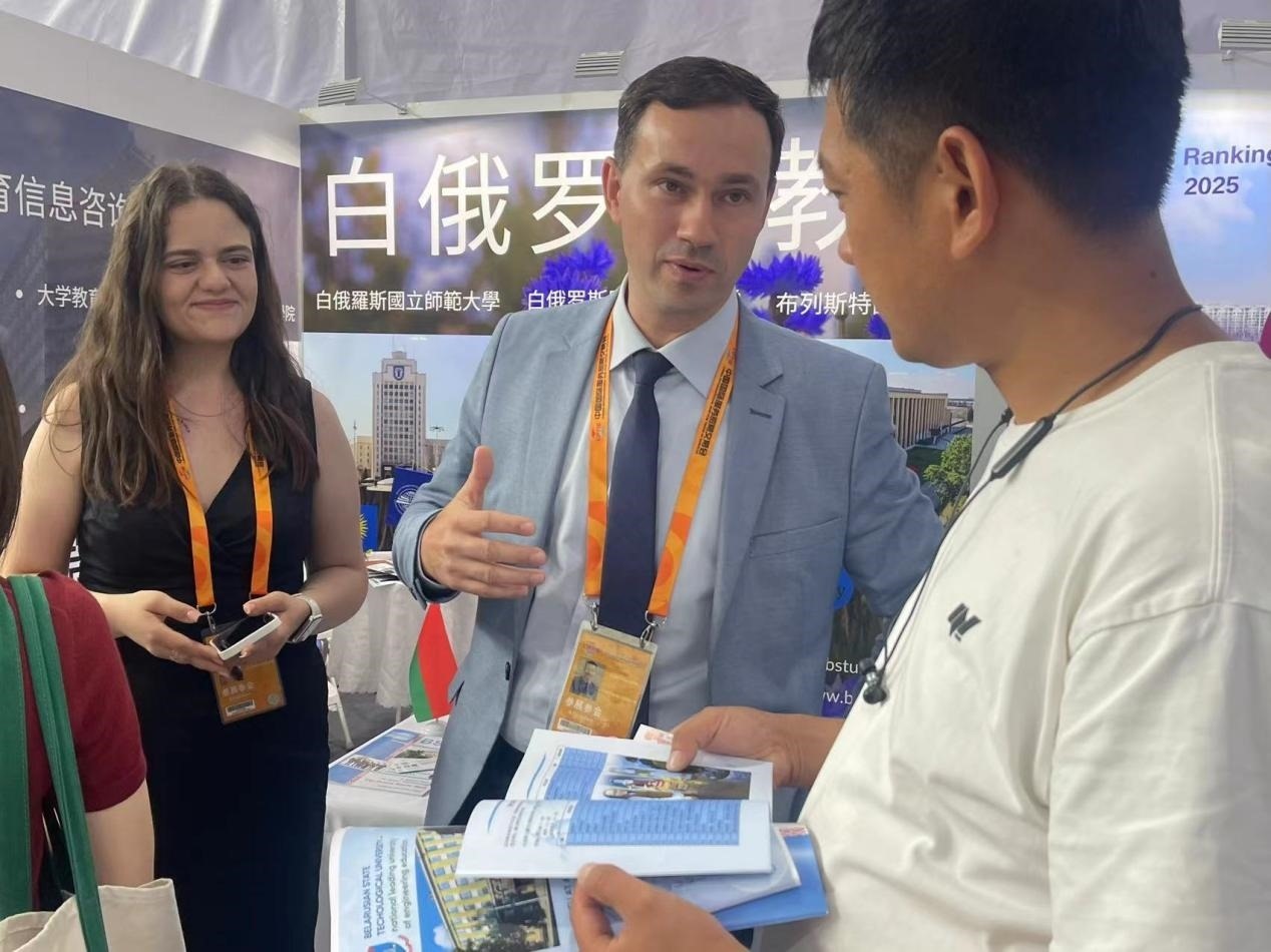 觀眾在展臺咨詢。人民網(wǎng)記者 何旭攝