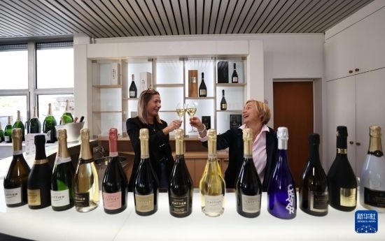 9月13日，在法國(guó)蘭斯附近的希尼萊羅斯，人們?cè)诩氧畞喛偛肯碛孟銠壘啤Ｐ氯A社記者 高靜 攝