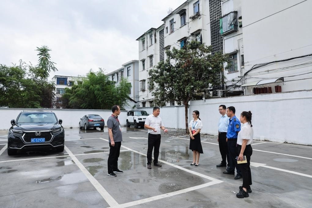 2024年9月11日，在浙江省湖州市，湖州吳興區(qū)人大代表、人大飛英街道工委代表及塔下街社區(qū)代表前往已改建的一處停車場進行實地調研，監(jiān)督該改建項目的完成情況。新華社記者 徐昱 攝