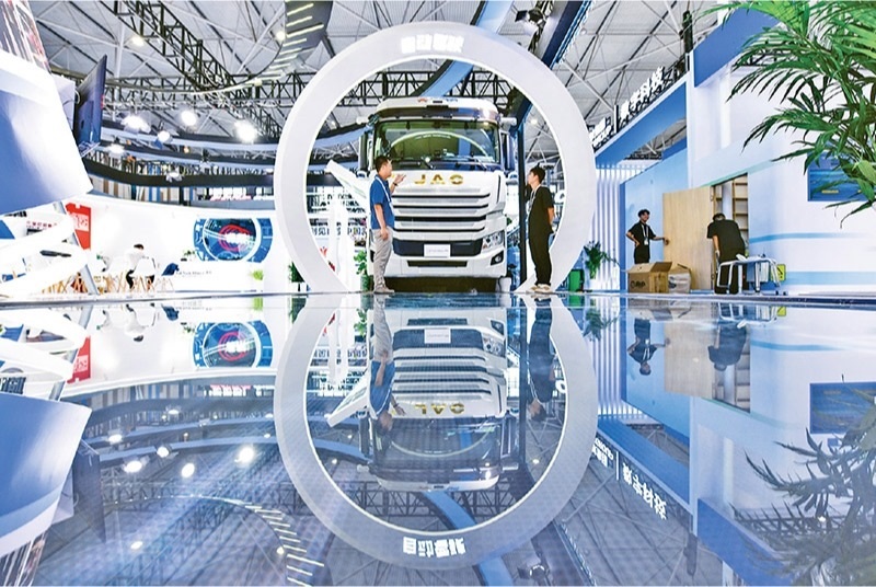 黨的二十屆三中全會提出，加快構(gòu)建促進(jìn)數(shù)字經(jīng)濟(jì)發(fā)展體制機(jī)制，完善促進(jìn)數(shù)字產(chǎn)業(yè)化和產(chǎn)業(yè)數(shù)字化政策體系。2024年8月28日至30日，2024中國國際大數(shù)據(jù)產(chǎn)業(yè)博覽會在貴州貴陽舉辦。圖為工作人員在介紹無人駕駛重型卡車。 新華社記者 楊文斌/攝