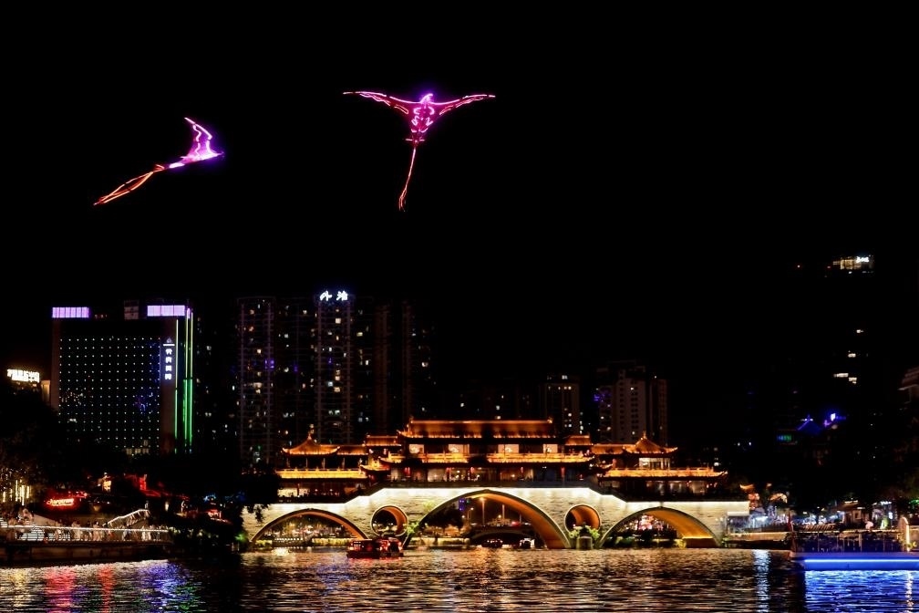 成都“夜游錦江”低空飛行裝置與游船伴飛。（唐斌治 攝）