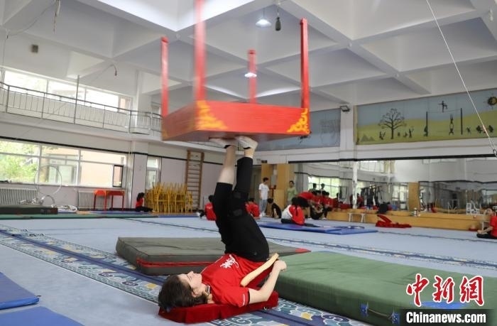 9月13日，美國雜技學(xué)員杰克正在中國“雜技之鄉(xiāng)”吳橋練習“蹬技”。 馬天龍 攝