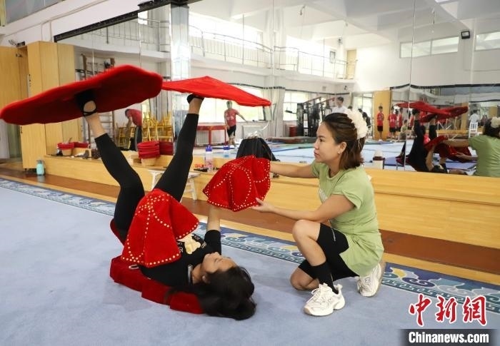 9月13日，來自老撾的紅姆(右)指導(dǎo)學(xué)員雜技動作。 馬天龍 攝