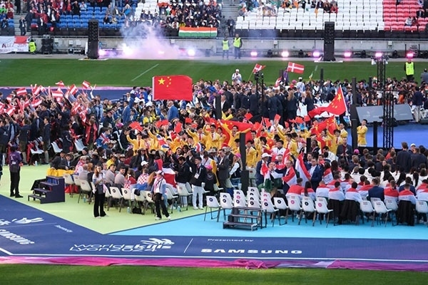 中國選手參加閉幕式。人民網(wǎng)記者 于超凡攝
