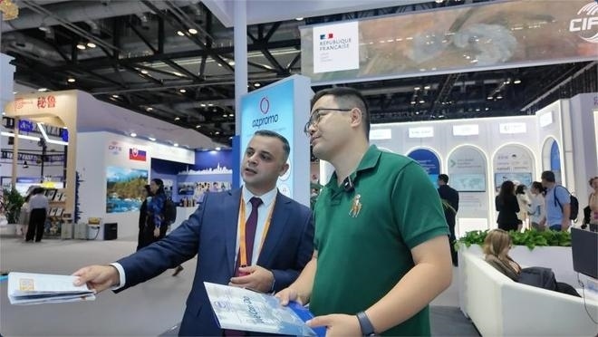 伊和·阿塔里扎德介紹阿塞拜疆產(chǎn)業(yè)園。人民網(wǎng)記者 楊倩攝