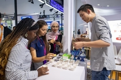 觀眾正在品嘗伊朗的藏紅花茶。人民網(wǎng)記者 翁奇羽攝