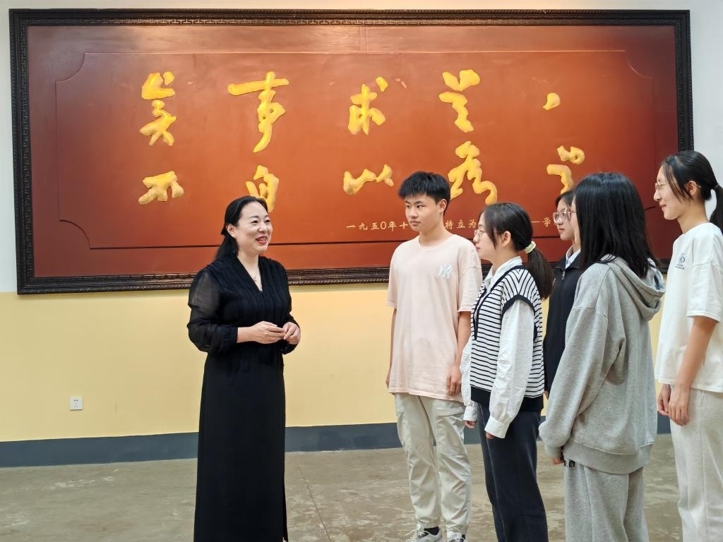 湖南第一師范學院思政課教師正在為學生講述紅色校史。（受訪者供圖）