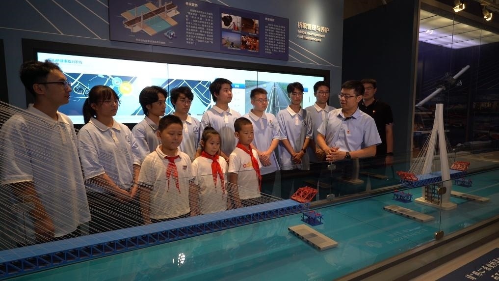 哈爾濱工業(yè)大學交通學院教師李順龍在中國橋梁博物館進行課程思政與橋梁科普。新華社發(fā)（張潤 攝）