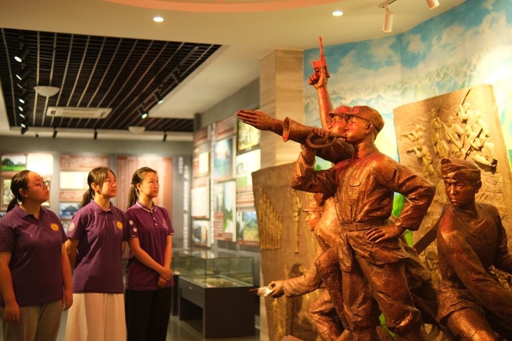 7月26日，南開大學實踐隊在環(huán)江革命陳列館了解毛南族人民在黨的領導下進行革命斗爭的歷程。（受訪者供圖）