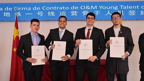 當(dāng)?shù)貢r(shí)間9月13日，40名哥倫比亞青年與中企承建運(yùn)營的波哥大地鐵一號線項(xiàng)目簽約，不久將前往中國進(jìn)行為期15個(gè)月的專業(yè)地鐵知識培訓(xùn)。圖為部分學(xué)員在簽約儀式上展示所簽的協(xié)議。 波哥大地鐵一號線項(xiàng)目供圖