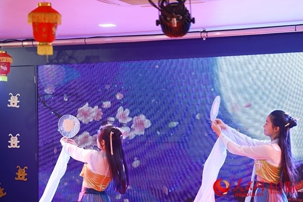 巴西華僑華人表演舞蹈《千里共嬋娟》。人民網記者 陳海琪攝