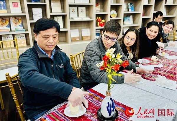 前來參加活動的利馬居民共同制作冰皮月餅。人民網記者 宋亦然攝