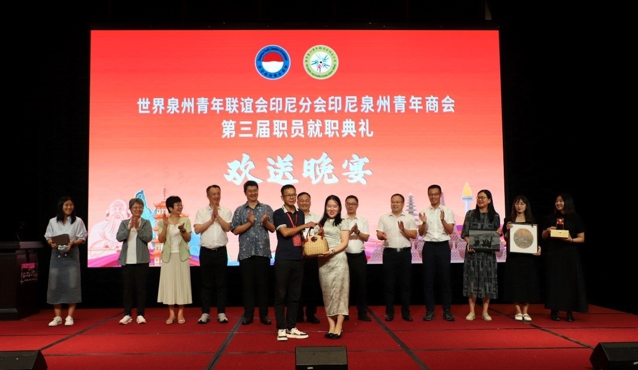 工藝大師們向阿拉扎大學(xué)孔子學(xué)院捐贈(zèng)手工藝術(shù)品。阿拉扎大學(xué)孔子學(xué)院供圖