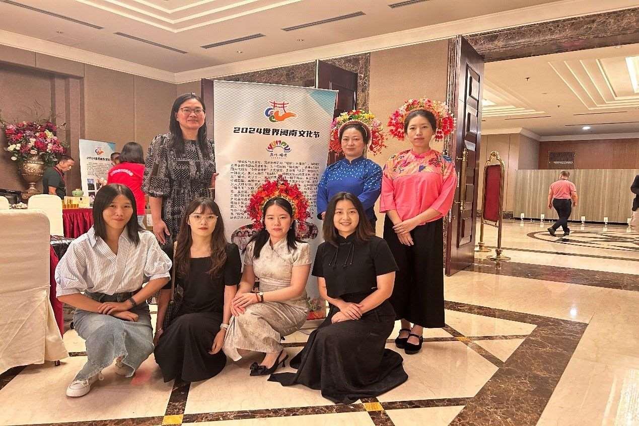 阿拉扎大學(xué)孔子學(xué)院老師和簪花圍傳承人合影。阿拉扎大學(xué)孔子學(xué)院供圖