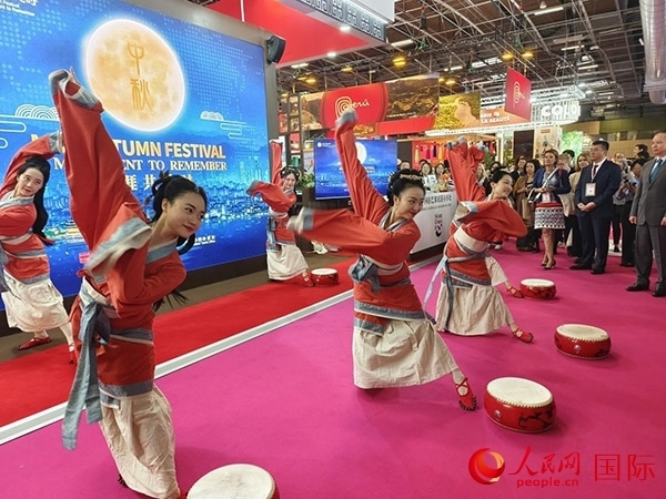 “你好！中國”展臺開幕式上的中國傳統(tǒng)舞蹈表演。人民網(wǎng)記者 尚凱元攝