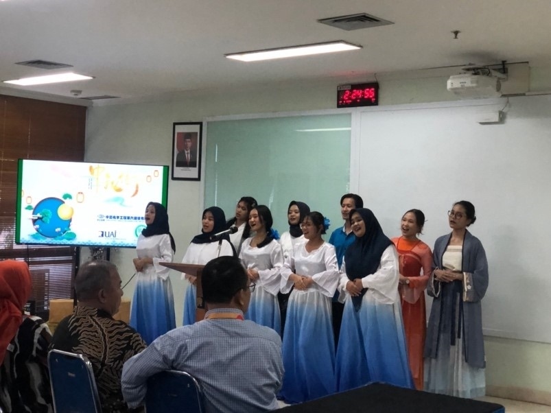 阿拉扎大學(xué)中文系學(xué)生演唱中文歌曲?；顒?dòng)主辦方供圖