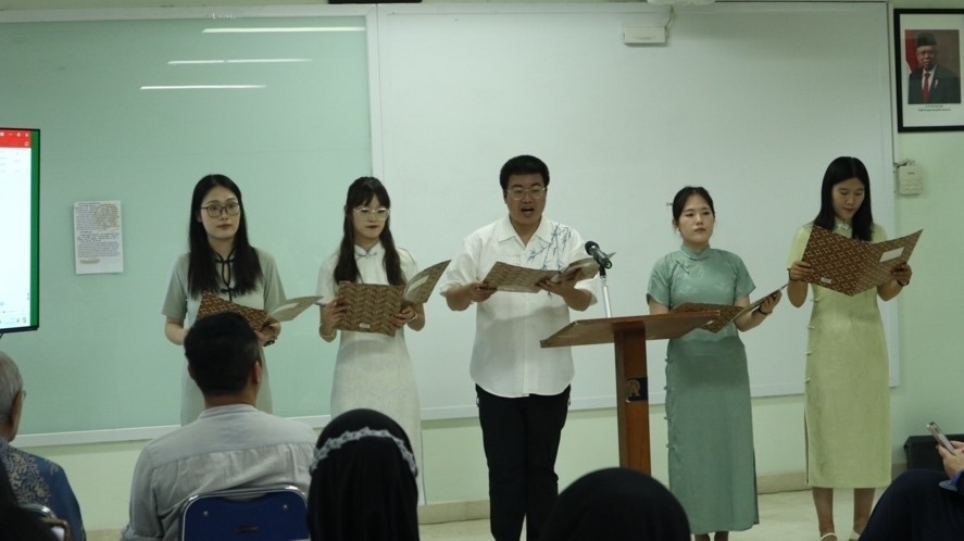 阿拉扎大學(xué)孔子學(xué)院志愿者教師表演詩朗誦?；顒?dòng)主辦方供圖