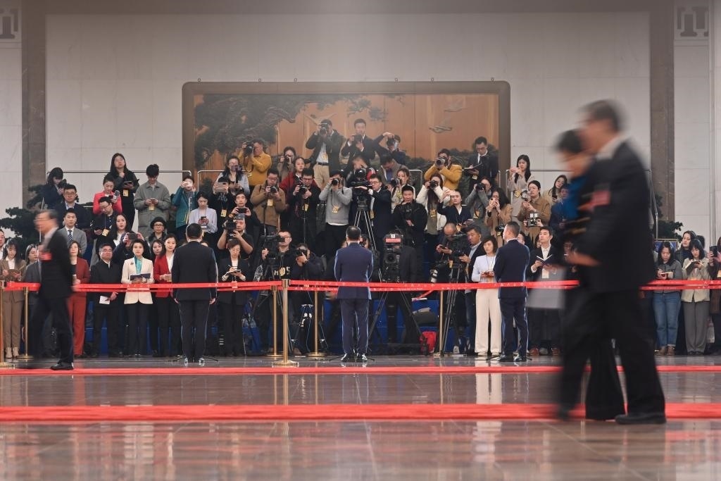 2024年3月10日，全國政協(xié)十四屆二次會議第三場“委員通道”集體采訪活動在北京人民大會堂舉行。新華社記者 宋為偉 攝