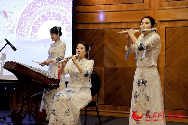 來自景德鎮(zhèn)的陶瓷音樂會(huì)在中秋佳節(jié)給英國倫敦的觀眾帶來了別樣的文化體驗(yàn)。人民網(wǎng)記者 邢雪攝