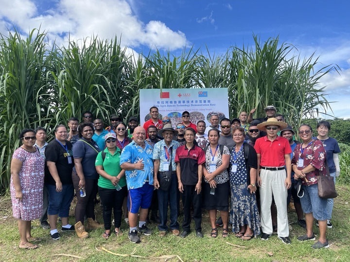 2024年2月28日，來自巴布亞新幾內(nèi)亞、湯加、庫(kù)克群島、薩摩亞、瑙魯?shù)葒?guó)家的“太平洋島國(guó)菌草技術(shù)培訓(xùn)班”學(xué)員在斐濟(jì)布拉阿格魯菌草技術(shù)示范基地合影。新華社發(fā)（中國(guó)援斐濟(jì)菌草技術(shù)示范中心供圖）