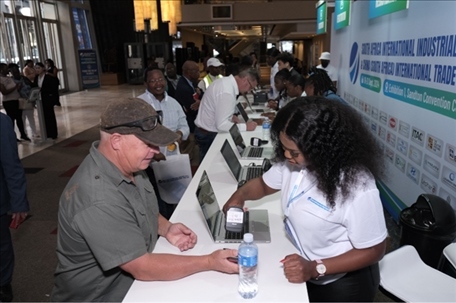 客商現(xiàn)場(chǎng)注冊(cè)參觀展會(huì)。主辦方供圖