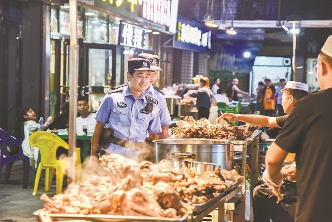 8月9日，甘肅省華亭市公安局組織民警輔警在夜市開展巡邏檢查。張亞強攝