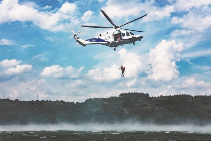 ▼7月17日，浙江省新昌縣公安局聯(lián)合浙江省公安廳警務航空隊在長詔水庫水域及周邊開展救援演練。王樟林攝