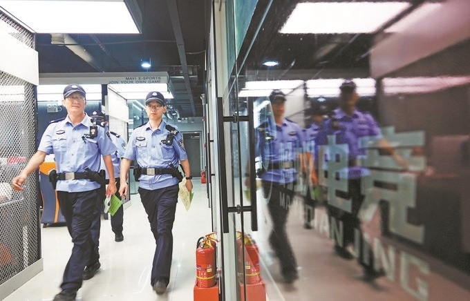 ▲7月6日，山西省新絳縣公安局龍興派出所組織警力對網(wǎng)吧等場所進行集中治安檢查。高新生攝